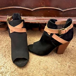 U.S. Size 9 Women’s Black Suede Heels w/Tan Leather Straps